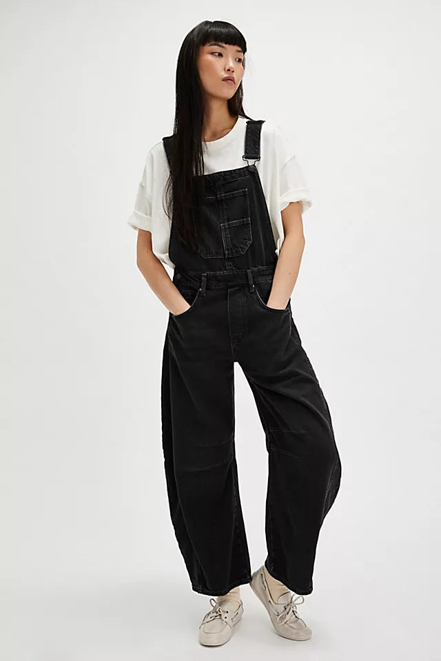 Trendy women's oversized overalls with practical utility pockets. Comfy streetwear look for versatile daily wear.