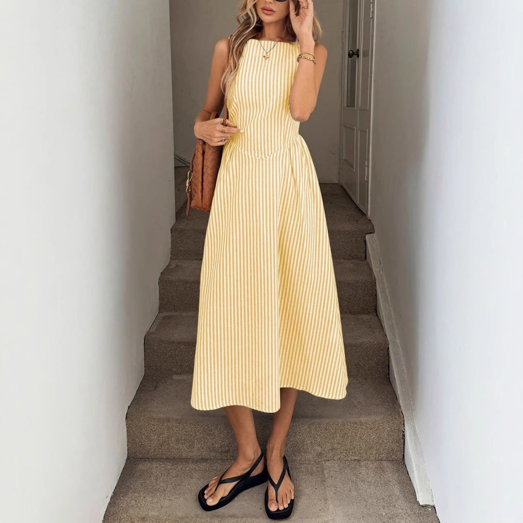 Women's elegant striped midi dress, fitted for a chic summer style. Comfortable round neck.