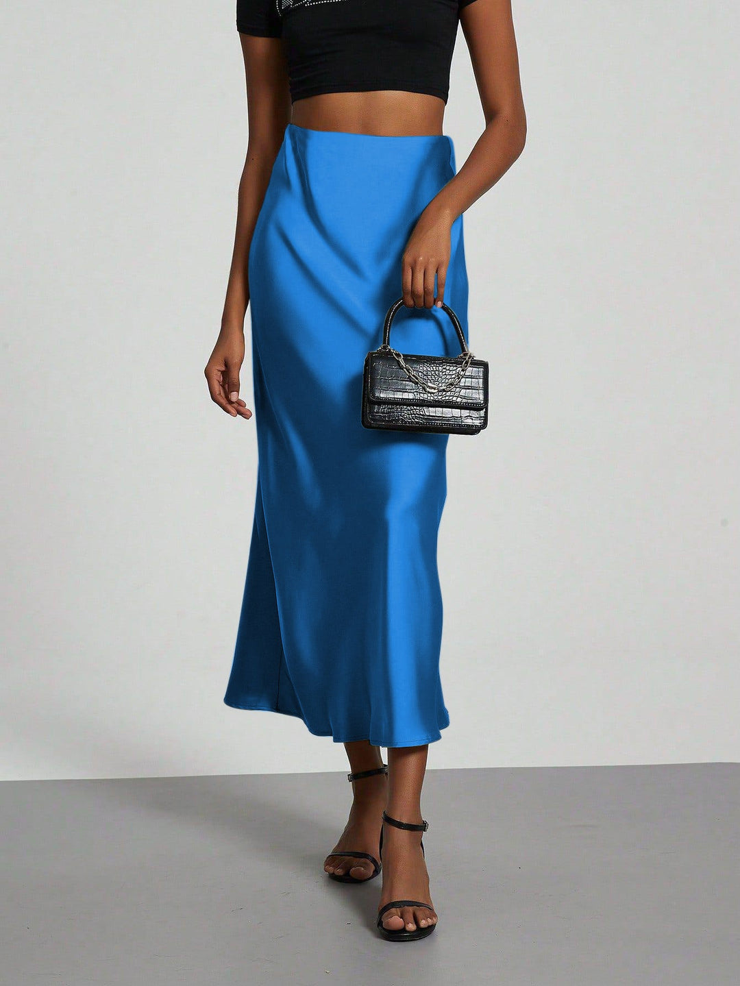 Chic flowing long skirt for women, combining comfort with elegant summer style.