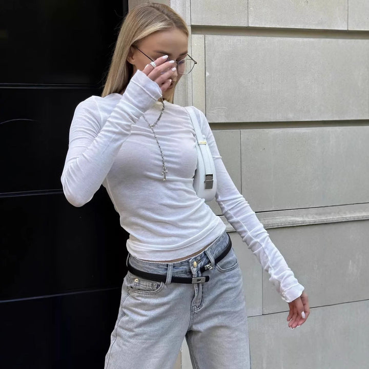 Casual women's long sleeve t-shirt with crew neck for everyday comfort. Versatile fashion, essential for any wardrobe.