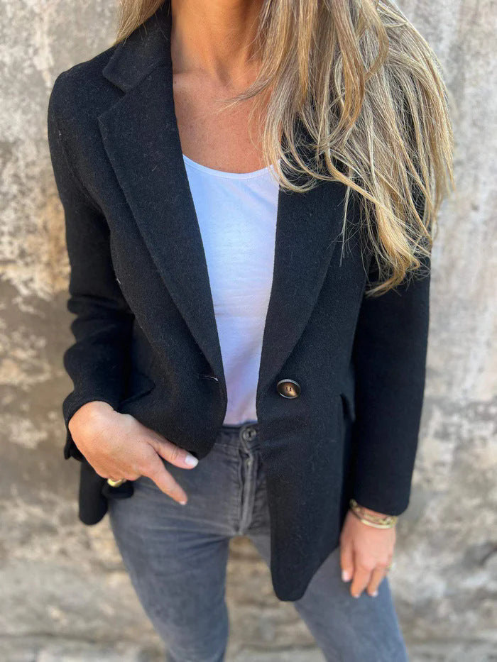 Trendy women's relaxed fit blazer, a chic elegant jacket for modern smart casual looks & office.