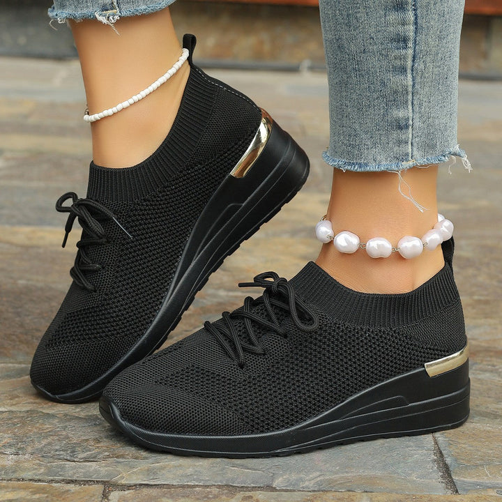 Comfortable women's sport shoes, secure fit, non-slip platform, ideal for active wear & daily trainers.