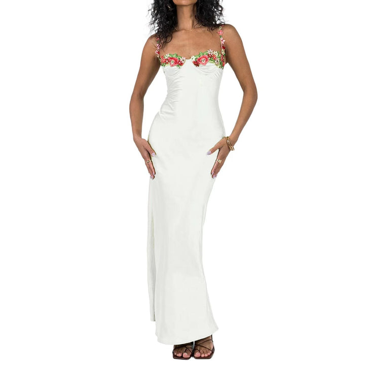 Comfortable women's floral long dress, elegant and flowy, ideal for summer events or evening wear.