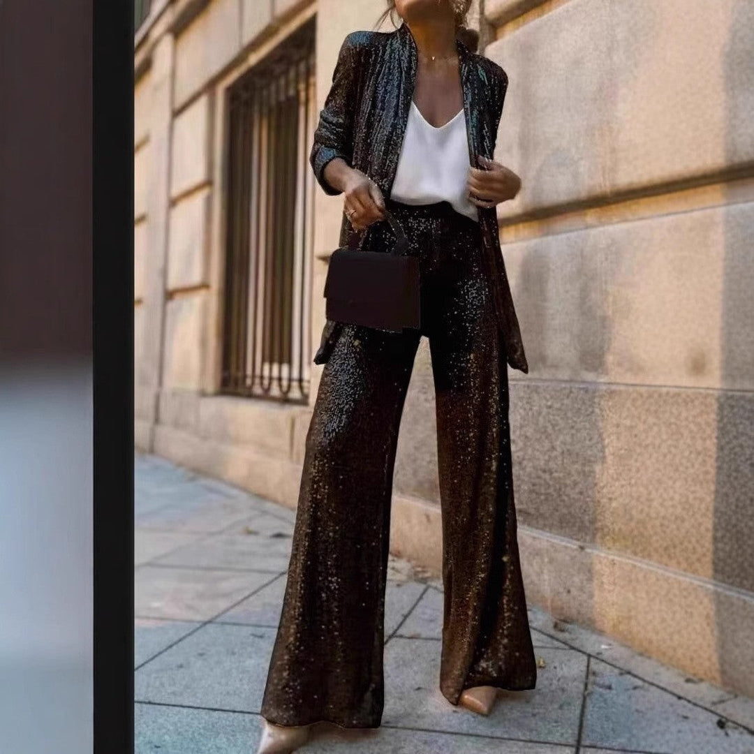Glamorous women's sequin blazer with shimmering glitter, ideal for a chic party outfit.
