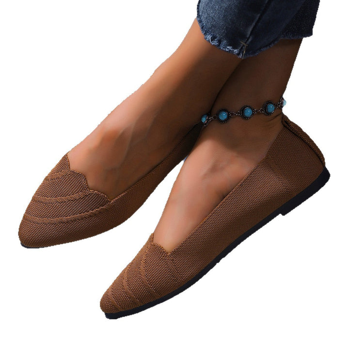 Elegant slip-on ballet flats for women, comfortable for work or leisure. Pointed toe design, versatile footwear.