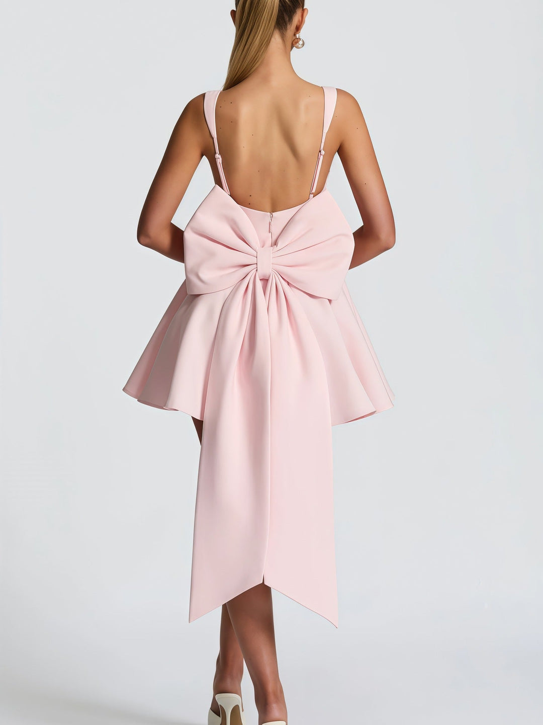 Elegant women's evening dress, perfect for galas, with a statement bow and gracefully flowing full skirt.
