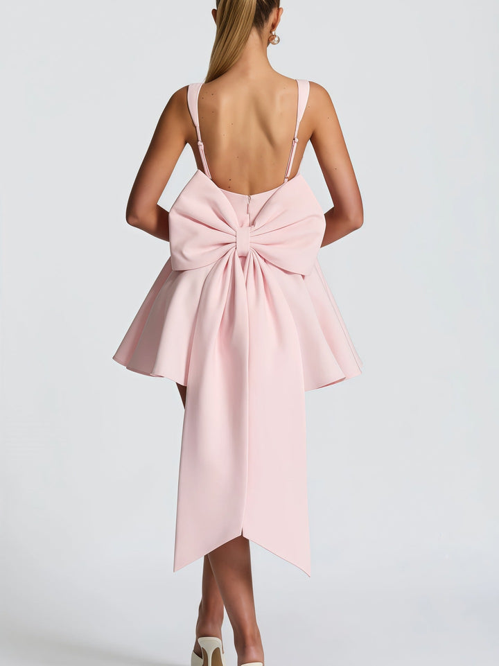 Elegant women's evening dress, perfect for galas, with a statement bow and gracefully flowing full skirt.