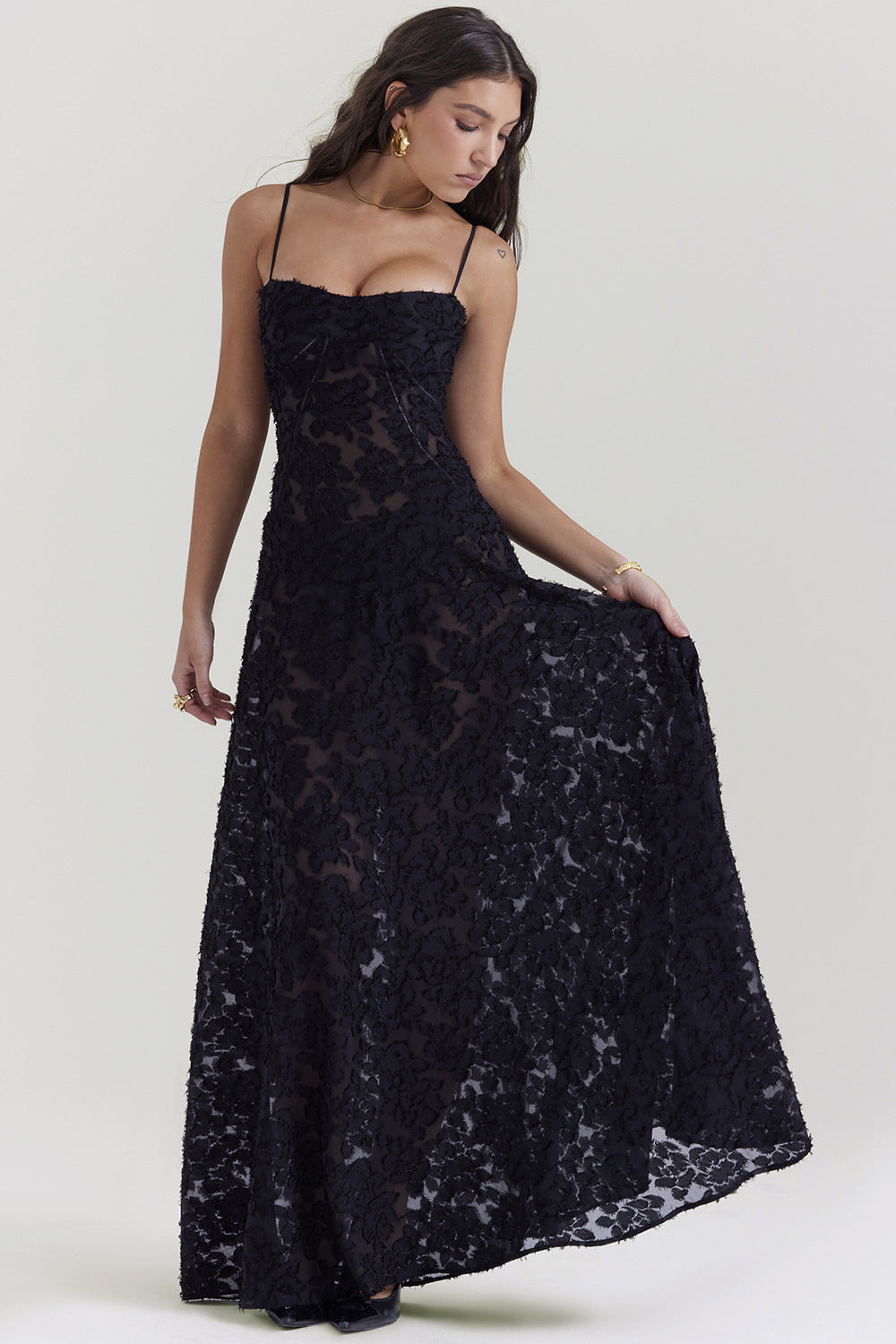 Versatile silky women's maxi dress, slim fit with spaghetti straps, ideal for elegant evening or special occasion wear.