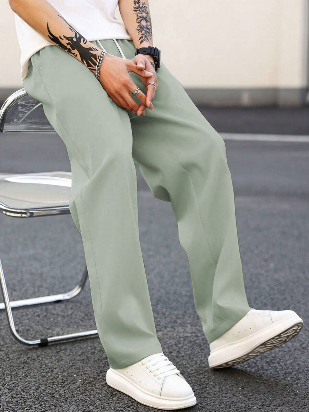 Versatile men's pull-on pants, loose fit & elastic waist. Essential for comfortable casual fashion.
