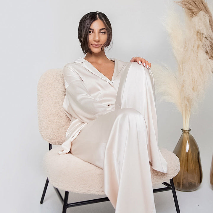 Fashionable women's elegant two-piece suit set, a loose fit outfit ideal for stylish formal or casual wear.