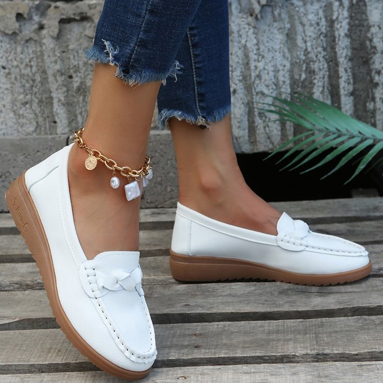Casual ladies' moccasins with decorative bow, perfect comfortable flats for versatile everyday fashion.