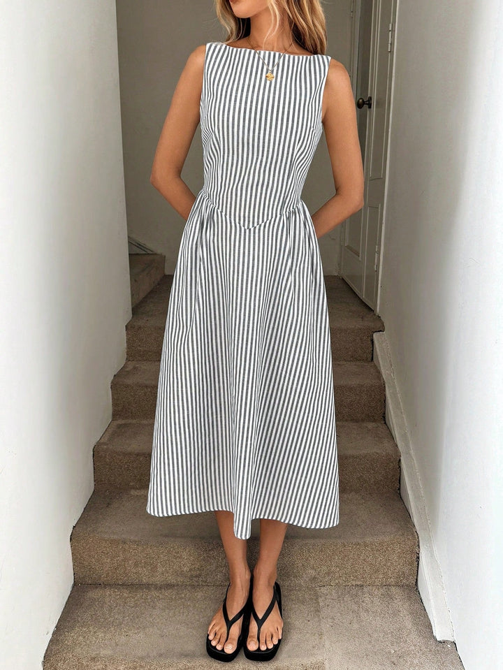 Casual yet elegant women's striped midi dress, fitted for summer. Chic round neck design.