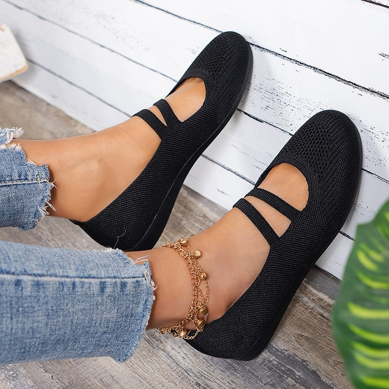 Feminine women's ballet flats, light and comfortable with adjustable buckle straps. Ideal for everyday elegance.