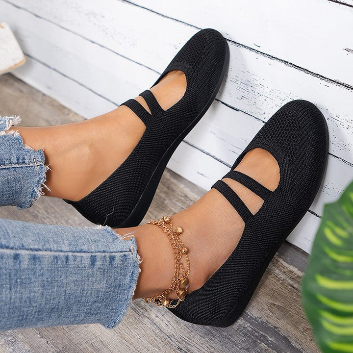 Feminine women's ballet flats, light and comfortable with adjustable buckle straps. Ideal for everyday elegance.