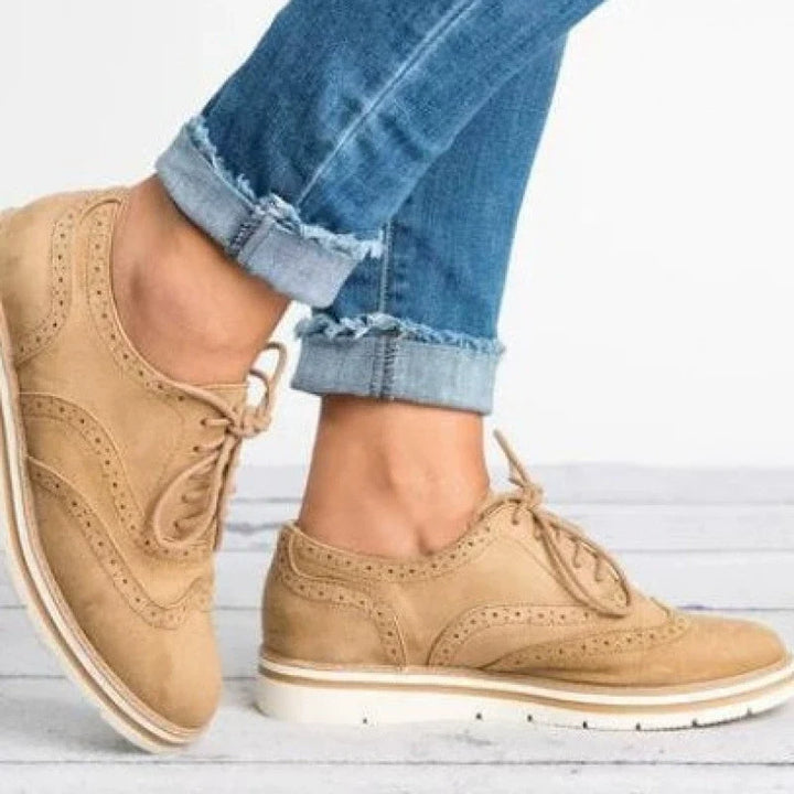 Comfortable women's classic brogue shoes featuring a detailed perforated pattern and durable lace-up design.