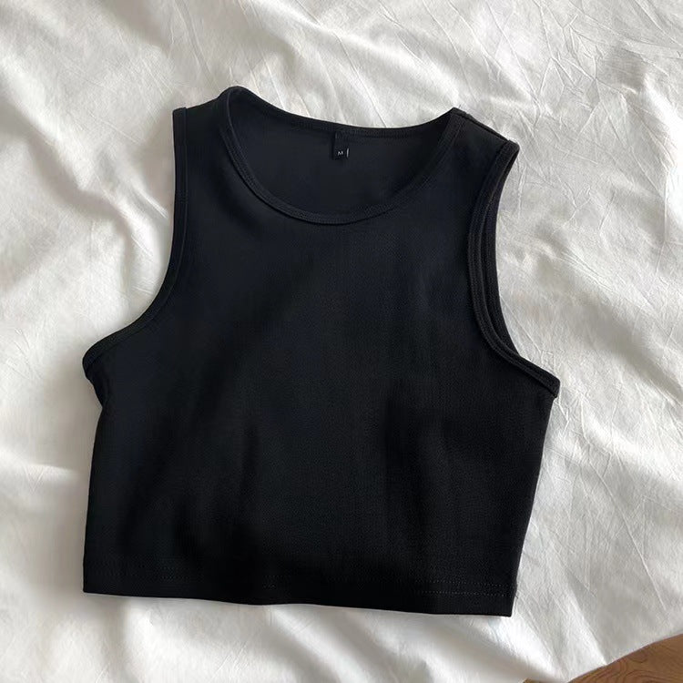 Versatile ladies' crop top, ideal for various casual looks and summer outfits. A true wardrobe essential.
