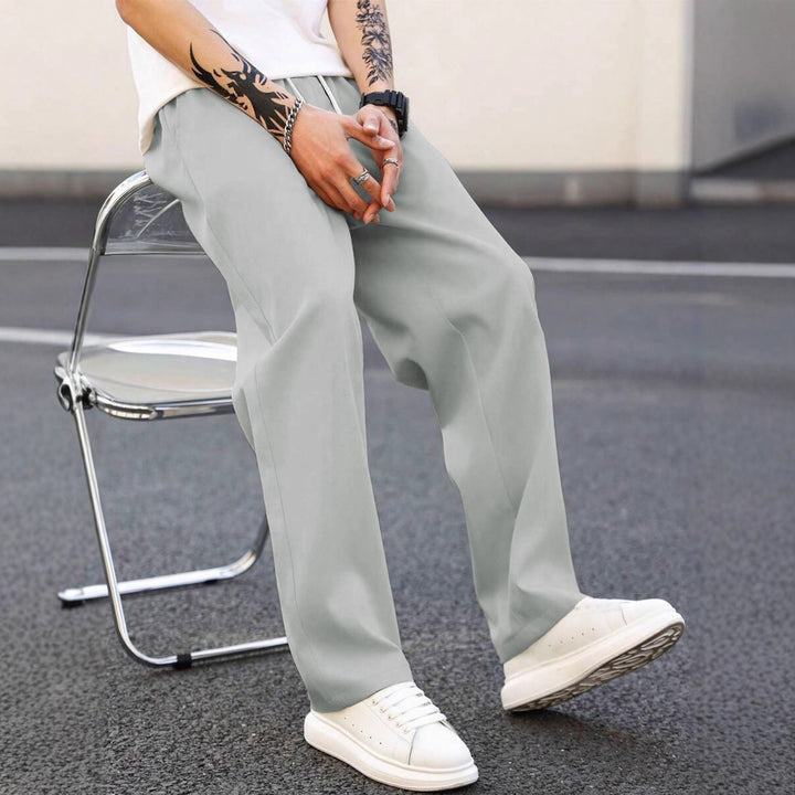 Men's loose fit leisure pants with elastic waist. Comfortable casual wear for everyday fashion.