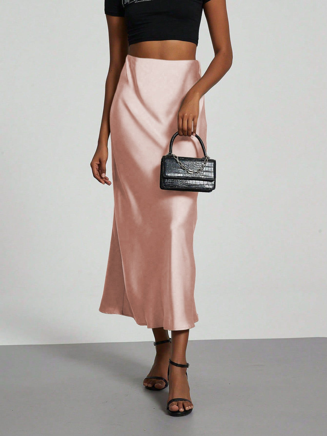 Versatile women's flowing maxi skirt, ideal for both casual and elegant evening wear.