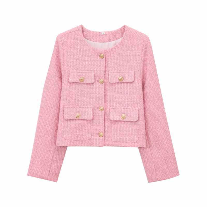 Versatile chic blazer for women, perfect for diverse styling options and professional occasions.