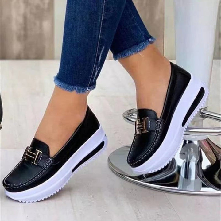 Casual women's slip-on wedge shoes, ideal for comfortable walking and everyday elegant style.