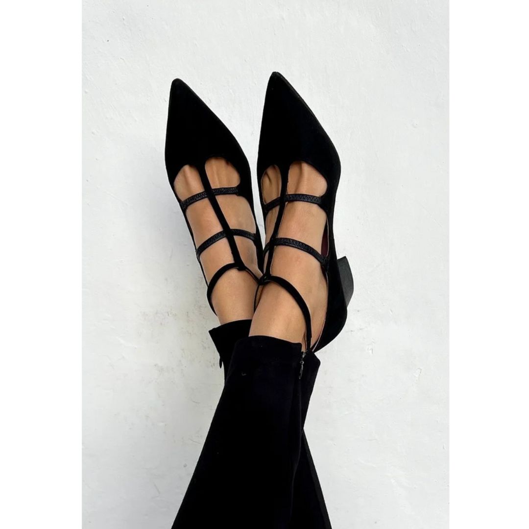 Elegant women's black pointed toe heels. Classic pumps perfect for formal events, parties, or stylish office wear.