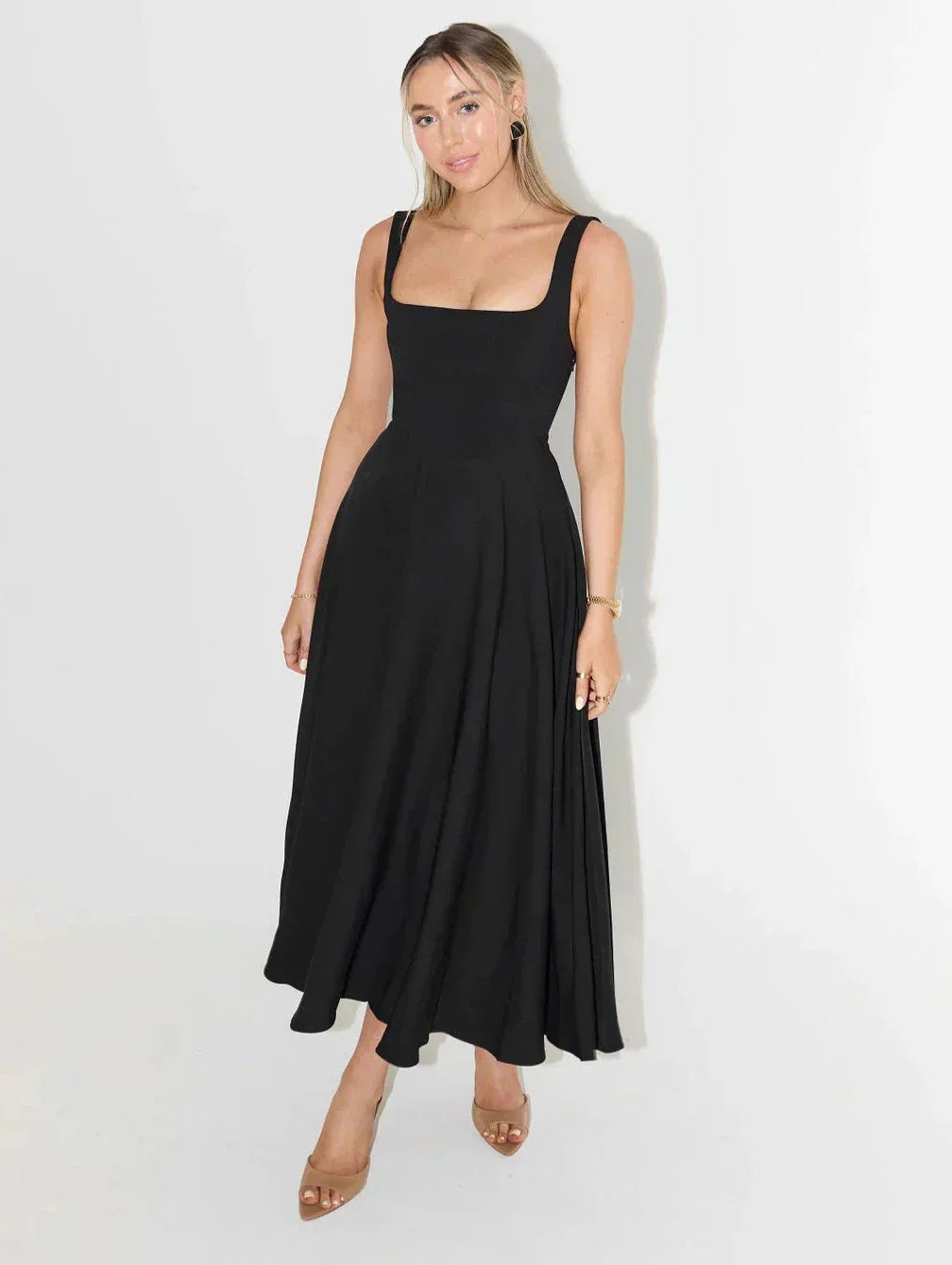 Versatile women's summer midi dress, high waist and square neck for comfortable, fashionable wear.