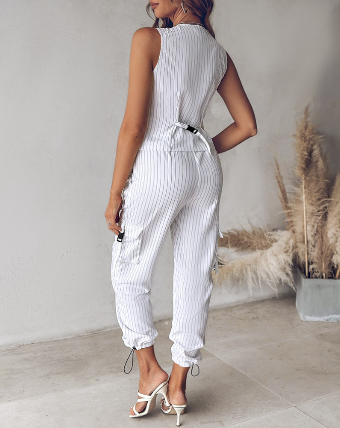 Versatile women's striped vest, top, and pants set. Ideal for a sophisticated summer or casual look.