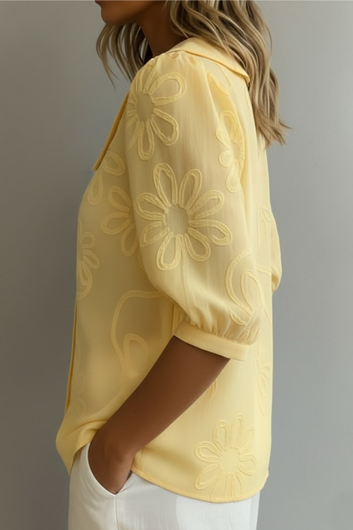 Versatile women's floral shirt, ideal for everyday chic or feminine office wear. Effortless style.