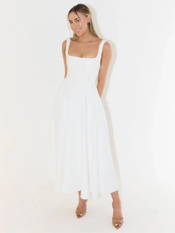 Side view of versatile women's midi dress, elegant profile, relaxed fit & summer fashion.