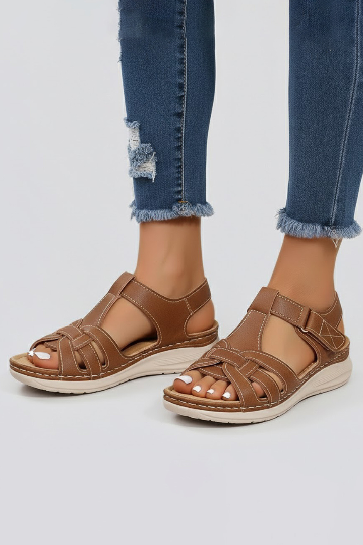 Effortless women's flat sandals with open-toe straps. Comfortable & versatile for casual summer fashion.