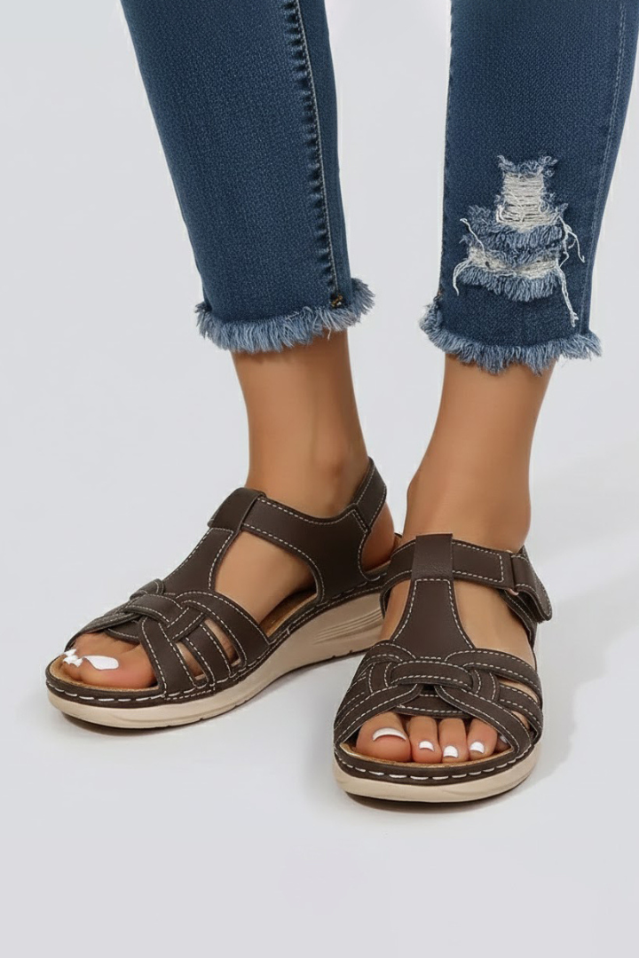 Versatile women's open-toe strap sandals. Chic flat design, ideal for comfortable summer footwear.