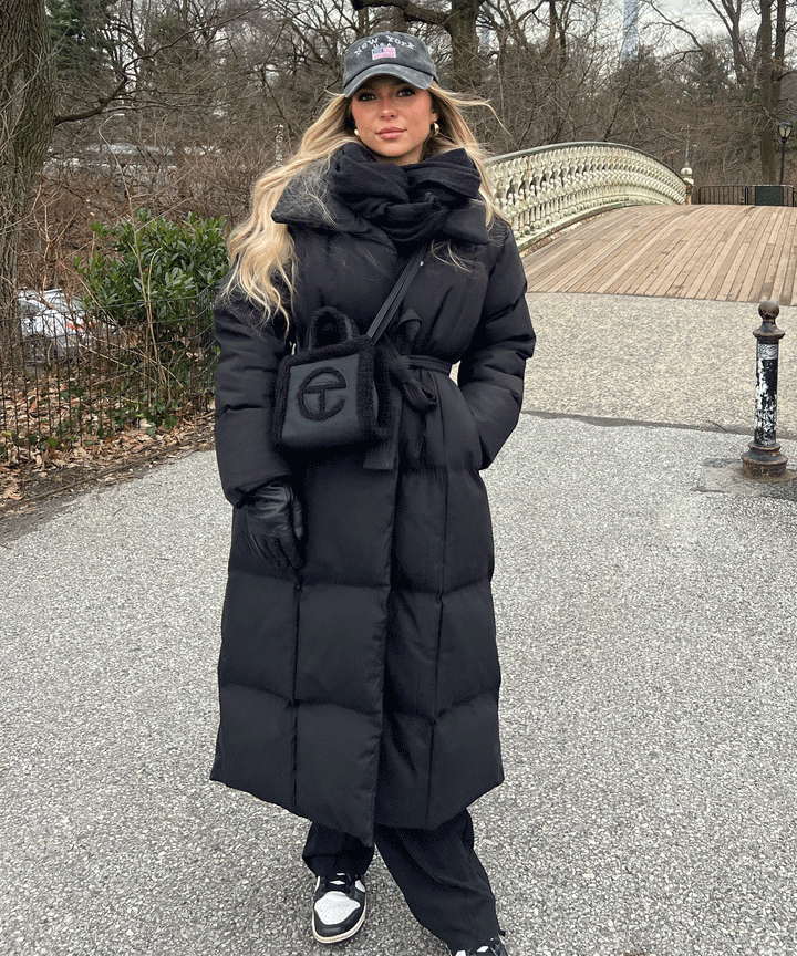 Fashionable women's long quilted winter coat, a must-have for elegant cold-weather fashion.