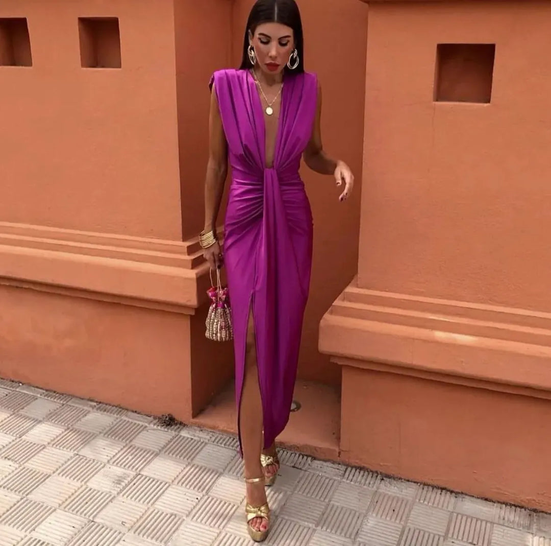 Versatile women's elegant midi dress with gentle pleats & a soft feel. Perfect for both casual and evening occasions.