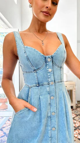Women's sleeveless button-front dress in classic style, ideal for comfortable and versatile everyday fashion.