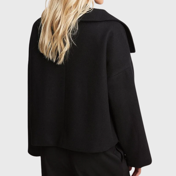 Stylish women's cropped double-breasted jacket, ideal for contemporary fall and winter looks.