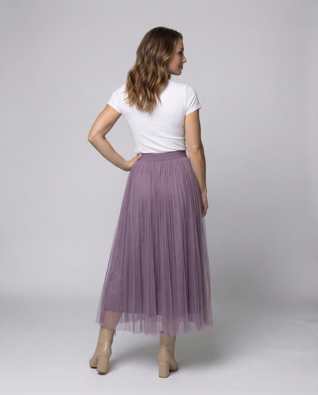 Chic women's pleated maxi skirt, high-waisted design for comfortable & elegant summer fashion.