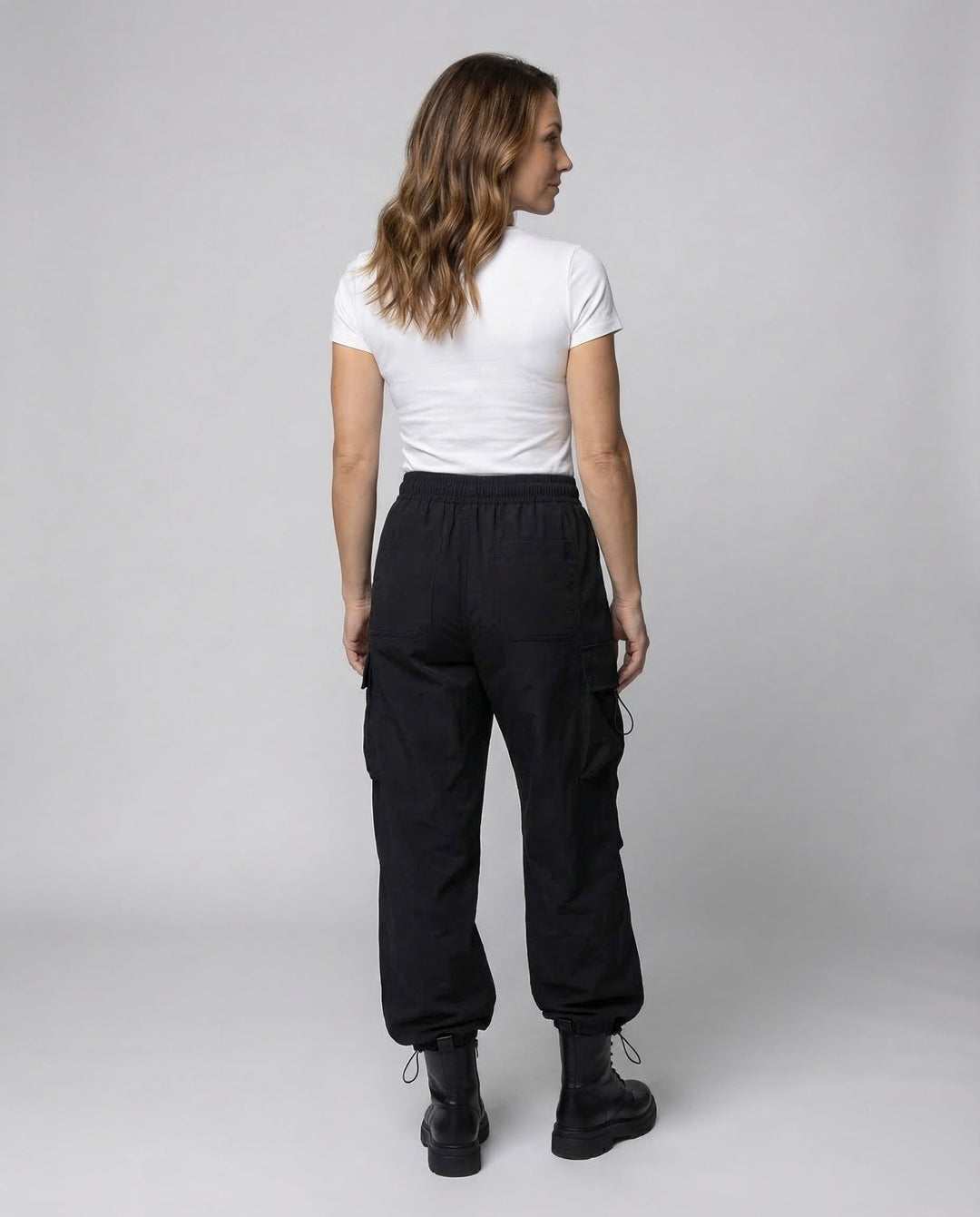 Fashionable women's oversized cargo pants for streetwear. Loose fit and comfortable, ideal for urban style.