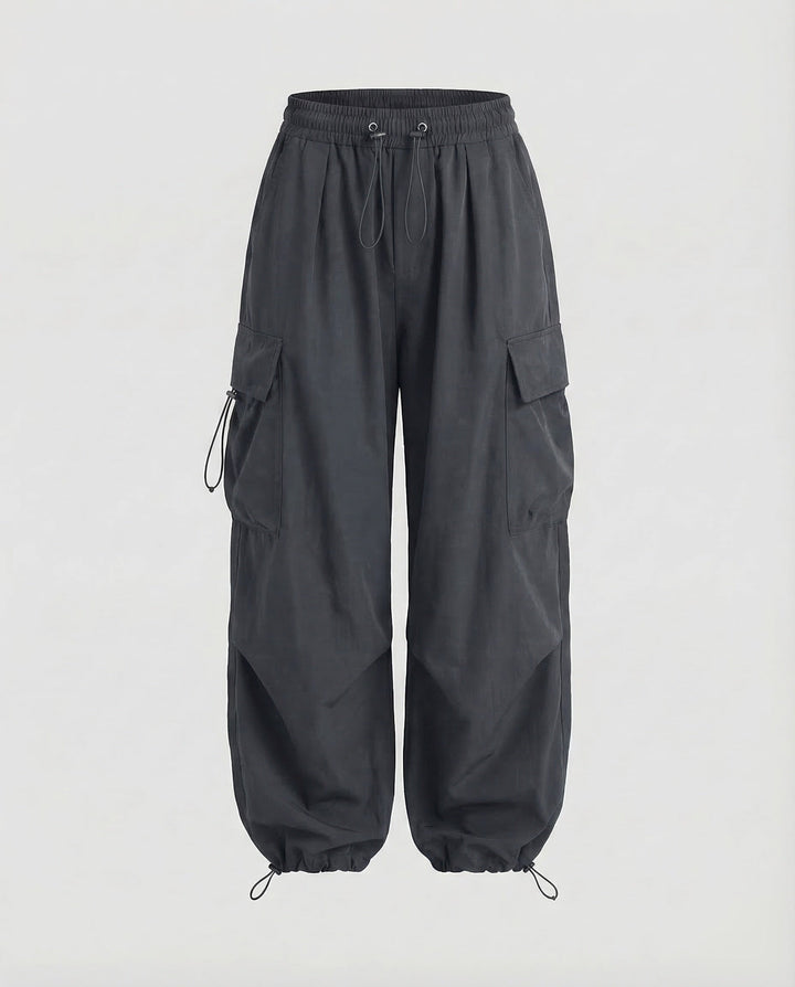 Versatile women's oversized cargo pants, ideal for casual outfits or elevated streetwear fashion, comfortable.