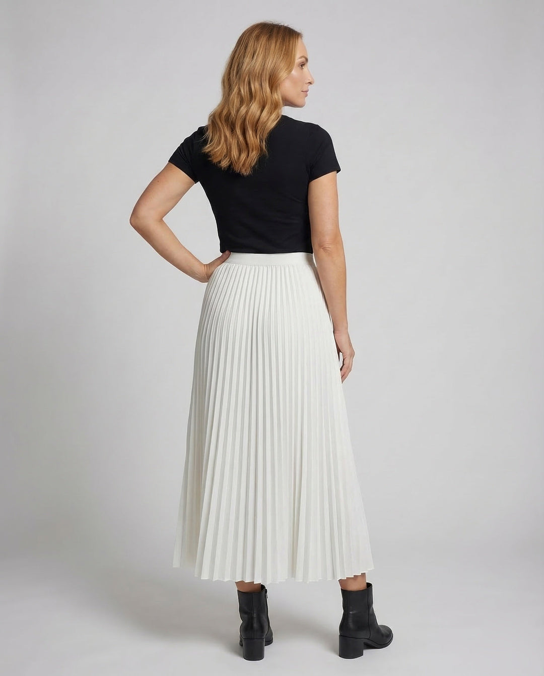 Stylish women's midi skirt featuring elegant pleats, comfortable & perfect for spring/summer fashion.