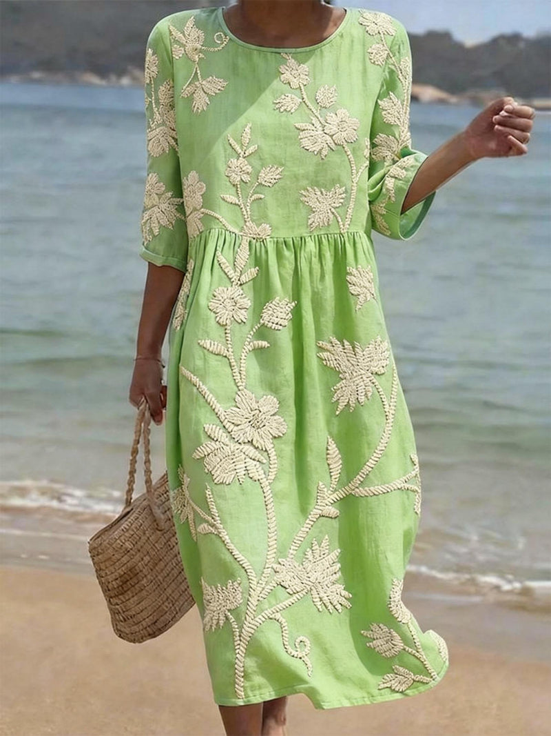 Beautiful women's floral midi dress with round neck, sleeveless, ideal for warm weather. Comfortable and stylish.