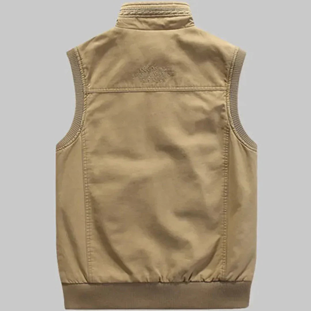Green men's outdoor utility vest, ideal for fishing & hiking. Features multiple pockets & sleeveless comfort.