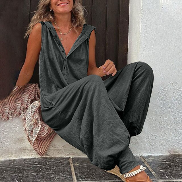 Elegant women's casual jumpsuit for everyday comfort. Flattering all-in-one piece, perfect for versatile chic style.