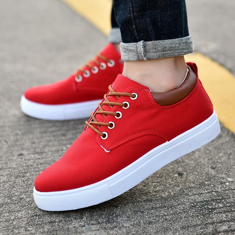 Men's versatile low-top sneakers, lace-up design with a supportive cushioned platform sole.