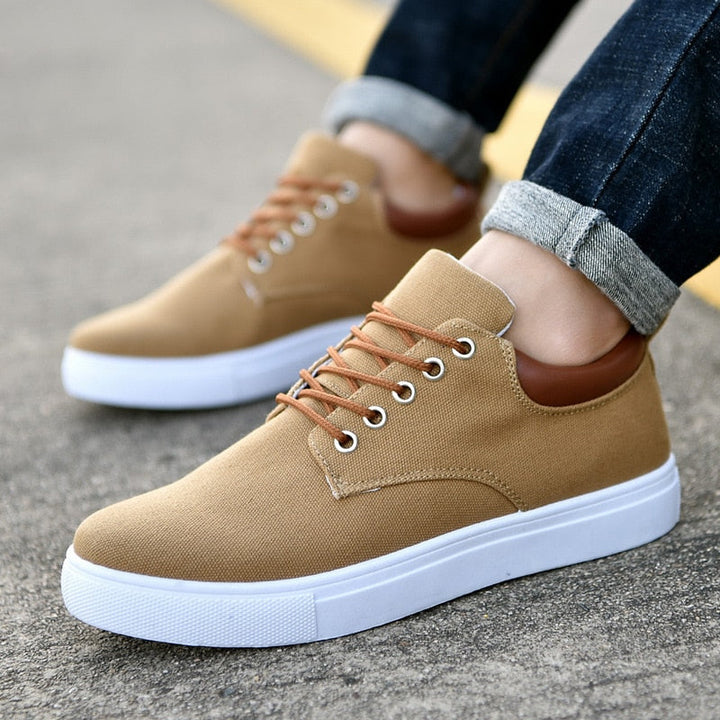 Comfortable men's everyday casual shoes, lace-up, low-top, with a soft cushioned footbed.