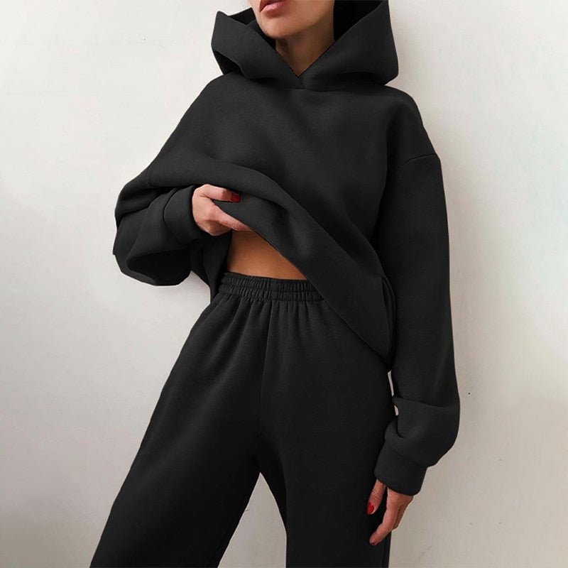 Cozy women's polyester blend jogging set, soft hoodie & comfortable joggers. Perfect for relaxation or active days.
