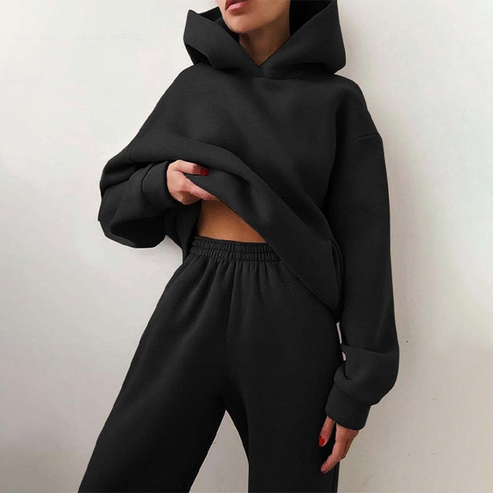Cozy women's polyester blend jogging set, soft hoodie & comfortable joggers. Perfect for relaxation or active days.