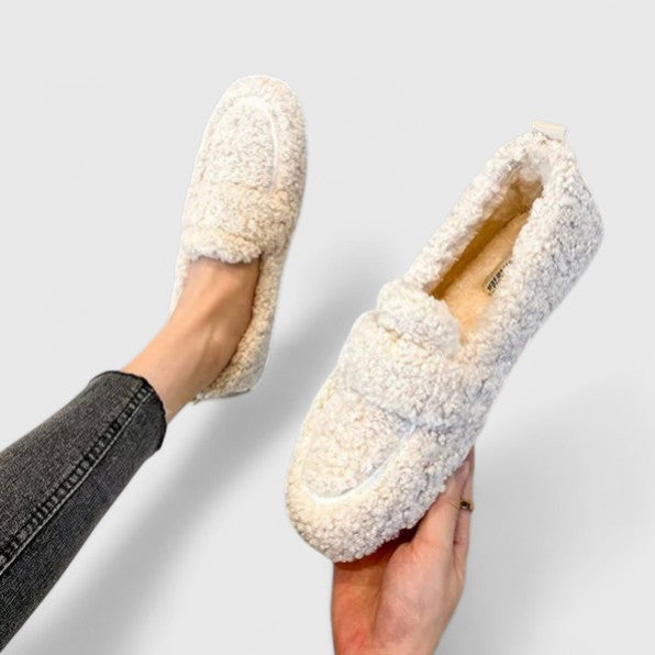 Comfortable women's indoor-outdoor warm slippers. Cozy home shoes with non-slip sole, perfect for winter.