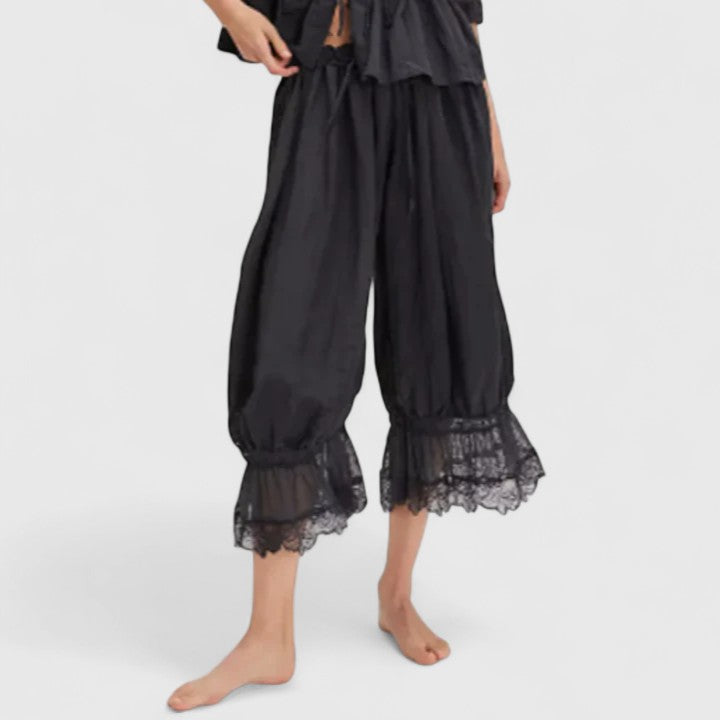 Fashionable women's patchwork pants, ideal for comfortable and versatile casual outfits.
