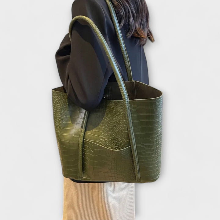 Fashionable women's vintage style shoulder bag in faux leather, combining casual comfort with elegance.