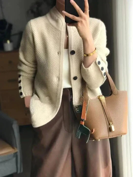 Elegant women's warm cardigan, perfect for layering. Chic long-sleeve sweater for fashion and comfort.